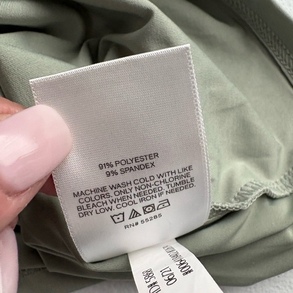 Express Sage Green Cropped Camisole with Spaghetti Straps and Fitted Style - Picture 3 of 4
